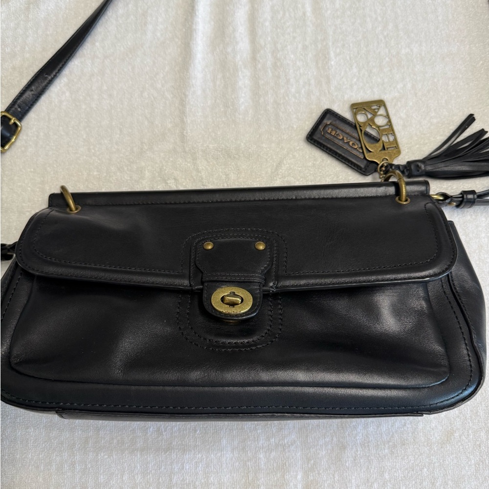 Vintage Coach Soho Black Leather Turn lock Bag. F1220-22062. Early 2000’s